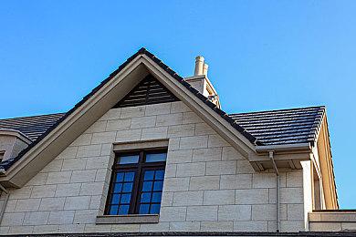 国产真人恐怖影游《恶魔的房间》发售 有泳装美女